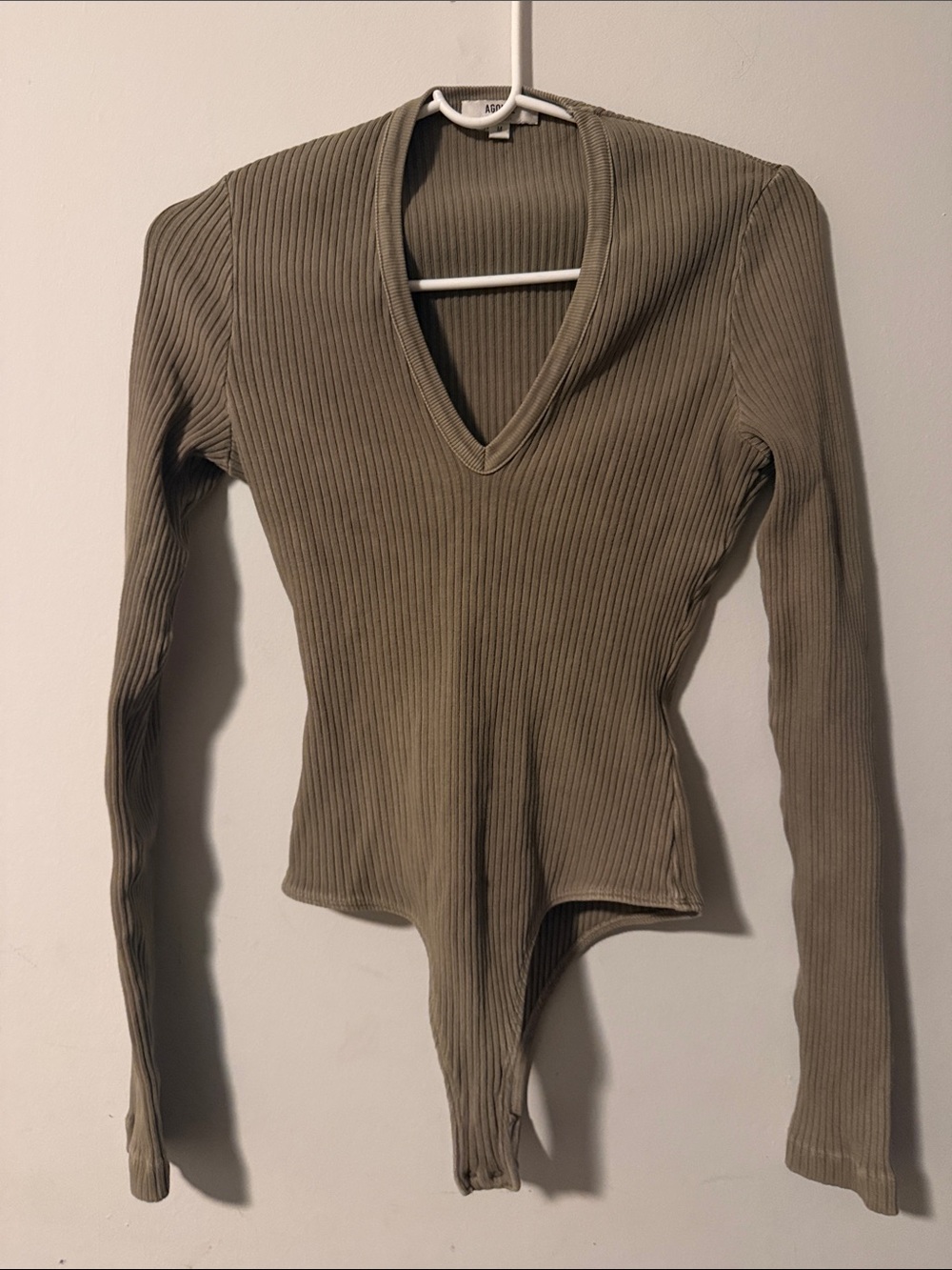Agolde Ribbed V-Neck Long Sleeve Bodysuit - Olive Green
Has a little stain.